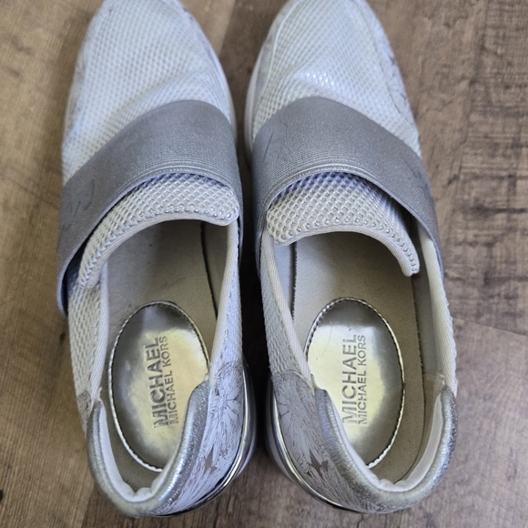 Michael Kors Women's 7m White Slip-On Sneakers - Picture 5 of 11